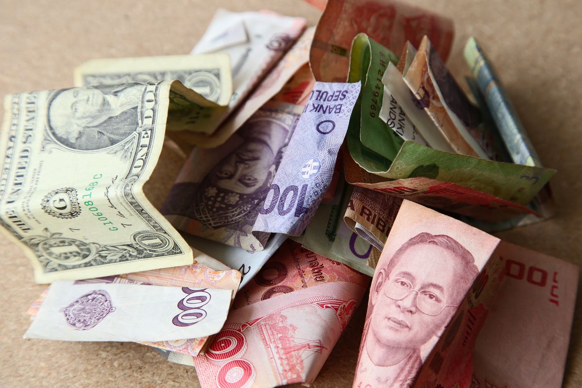 Understanding Fiat Money: Its Advantages and Disadvantages
